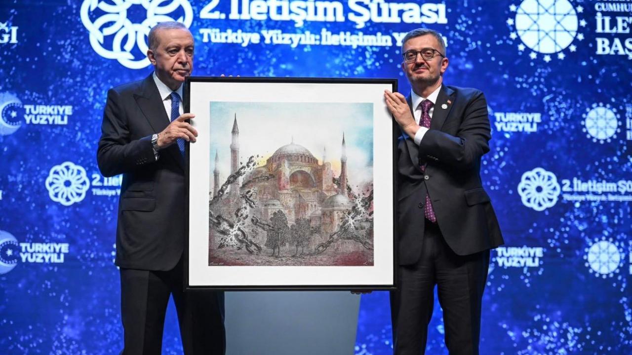 Erdoğan’a Ayasofya’nın yeniden açılışını simgeleyen tablo hediye edildi